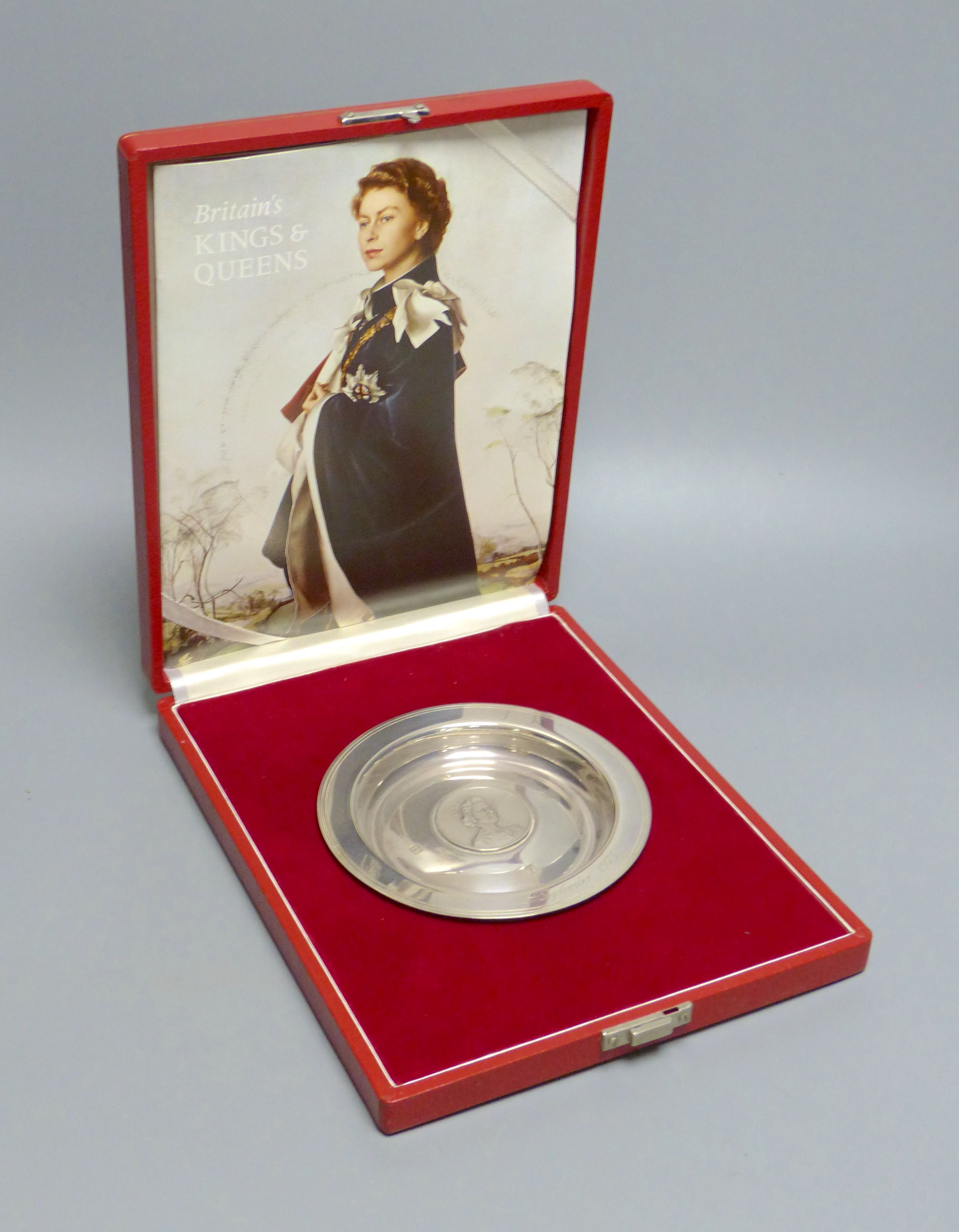 A cased silver QE II silver commemorative dish, London, 1972, 13cm, 4oz.